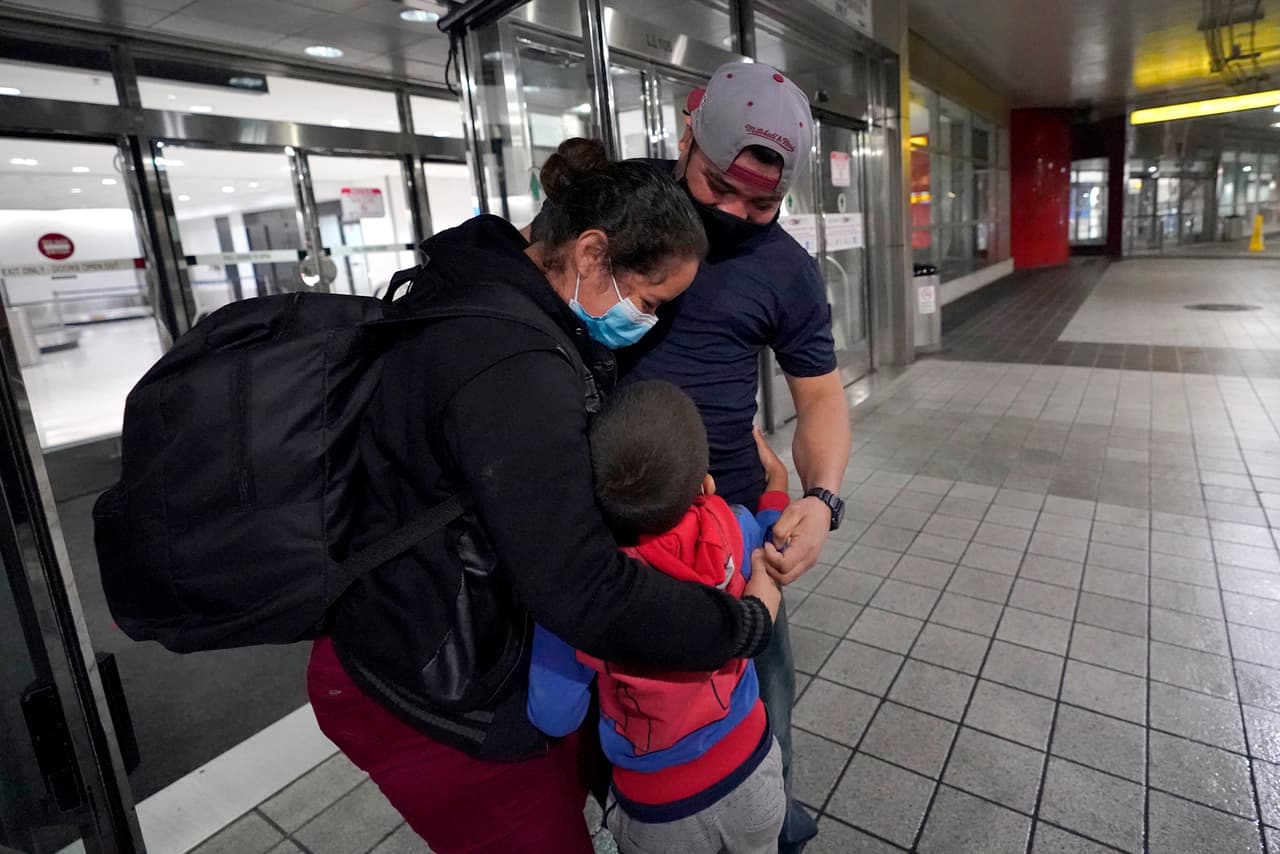 Celestina Ramírez y su hijo Yancarlos reciben el abrazo del hermano de la inmigrante hondureña, Marco, en el Aeropuerto Internacional Thurgood Marshall de Baltimore-Washington, en Linthicum, Maryland.