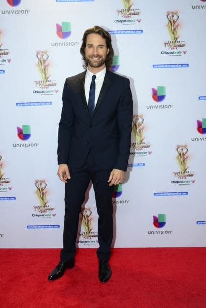 Para hacerle segunda a esta belleza llegó Sebastián Rulli, actor que se enfundó en un elegante traje azulado acompañado de una sexy barba con la que robó corazones.