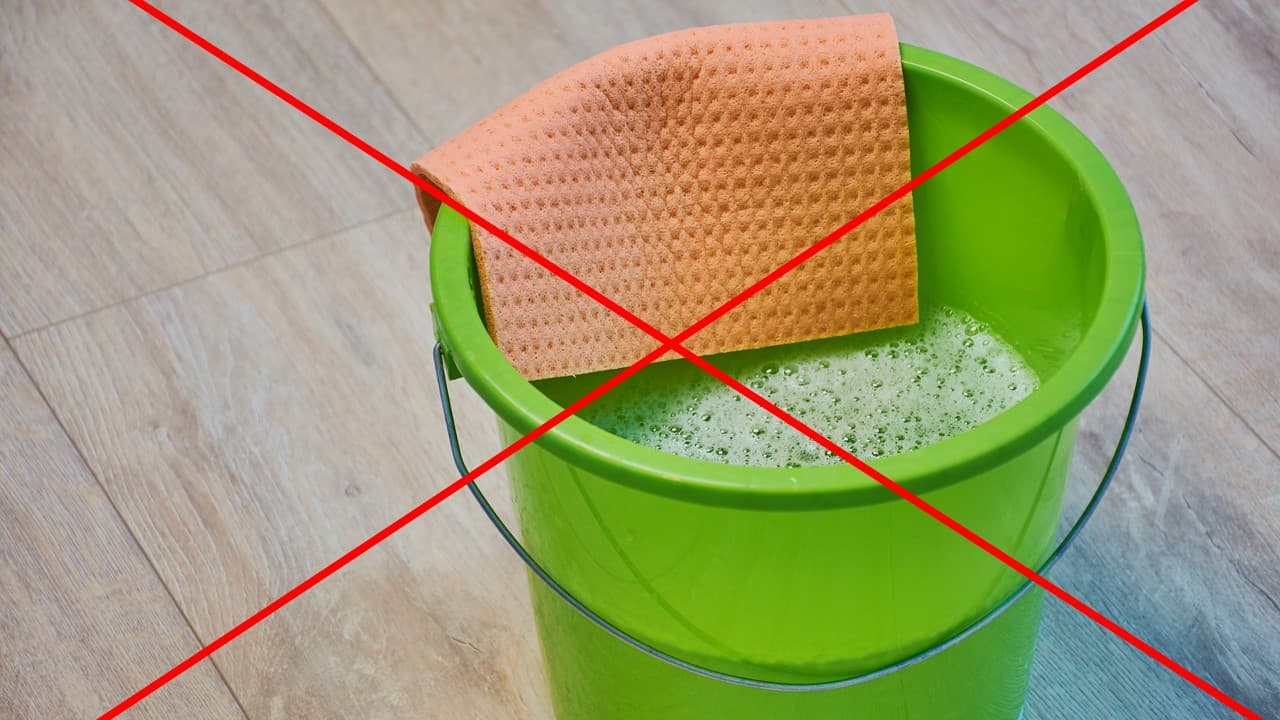 <b>Prohibido utilizar</b>
<br>No usar trapos mojados en baldes de agua, ya que las partículas se depositarán en el agua y se volverán a impregnar cuando remojes el paño. Tampoco se recomienda emplear cepillos, escobillas o espátulas.