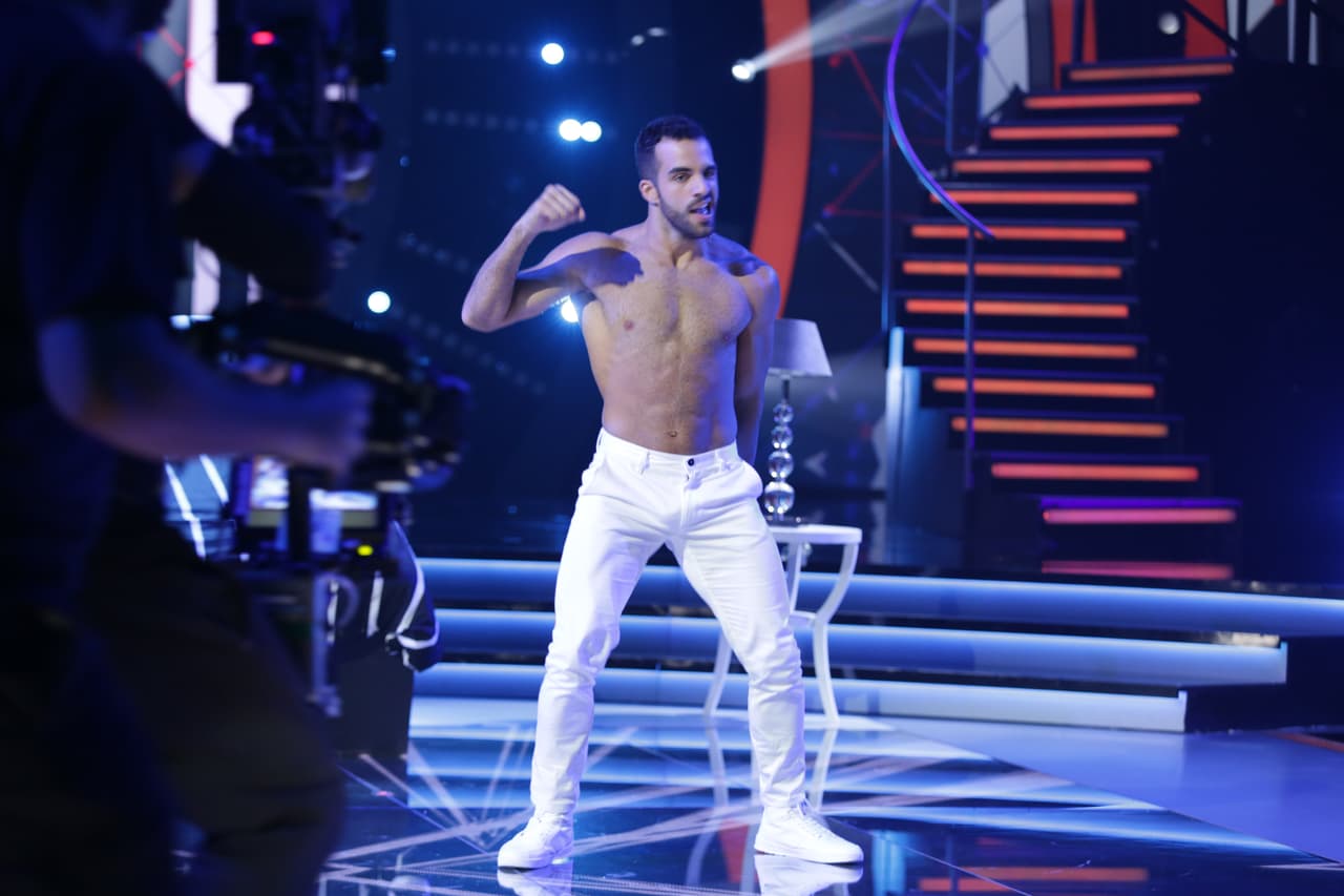 <a href="http://www.univision.com/shows/mira-quien-baila/no-fue-una-pista-fue-una-cama-danell-se-desato-en-el-baile-mas-hot-a-la-fecha-video">No fue una pista, fue una cama: Danell se desató en el baile más 'hot' a la fecha</a>