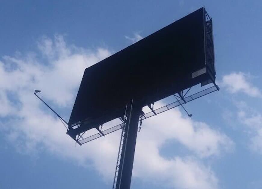 Hackean un anuncio publicitario en una autopista de Ciudad de México con un video porno