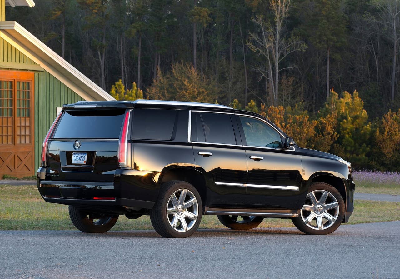 Bajo el capó de la 
<b>Cadillac Escalade 2015</b> hay un motor V8 de 6.2 litros que desarrolla 
<b>420 caballos de fuerza</b> y 460 lbs-pie de torque, ganancias del 5% y del 10% respecto a la generación anterior de la SUV. Su precio va 
<b>de los casi 75,000 dólares a los casi 93,000 dólares, según la versión escogida</b>.