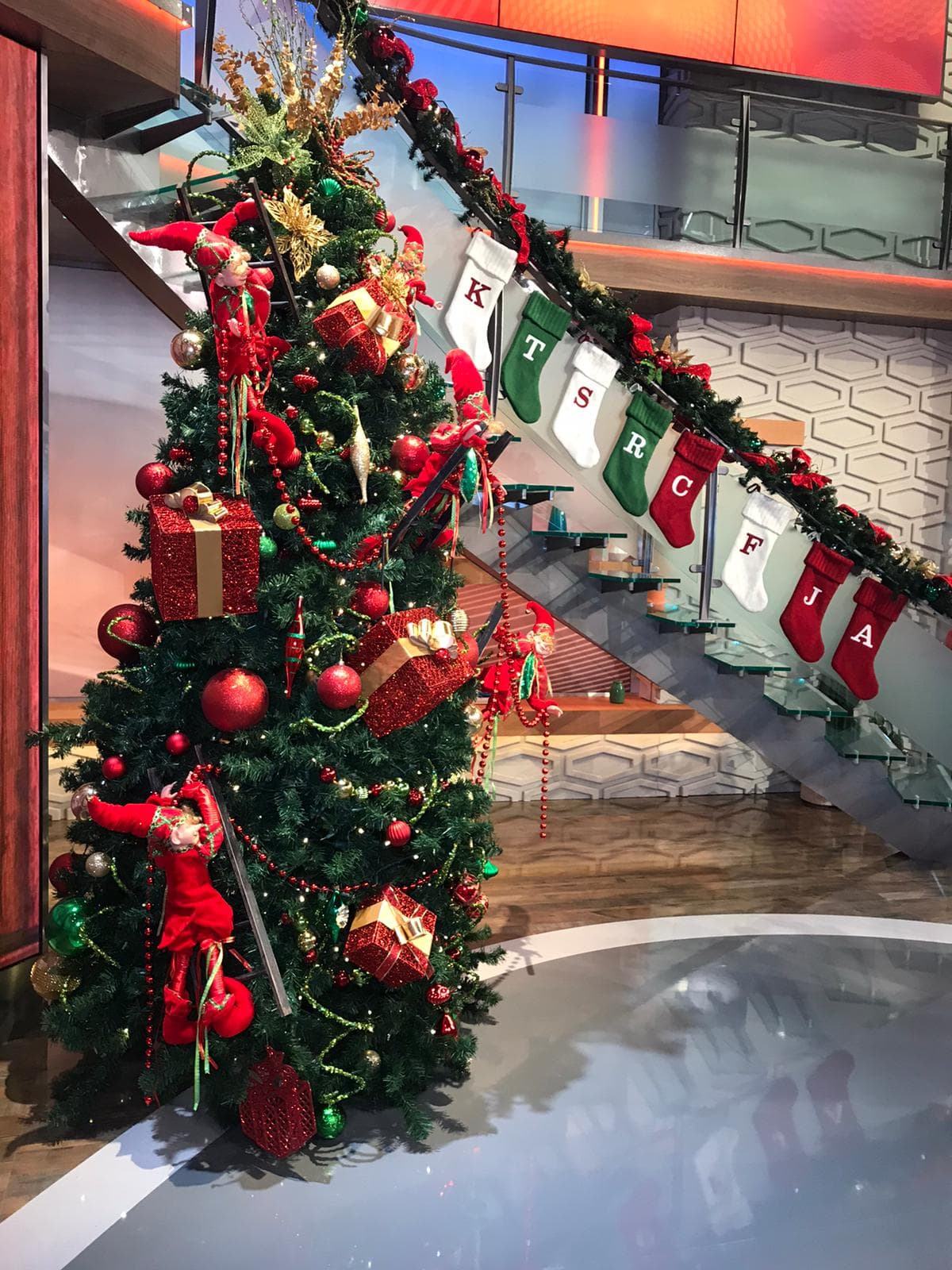 En este árbol estarán los regalos del equipo que cada mañana hace Despierta América para las familias hispanas.