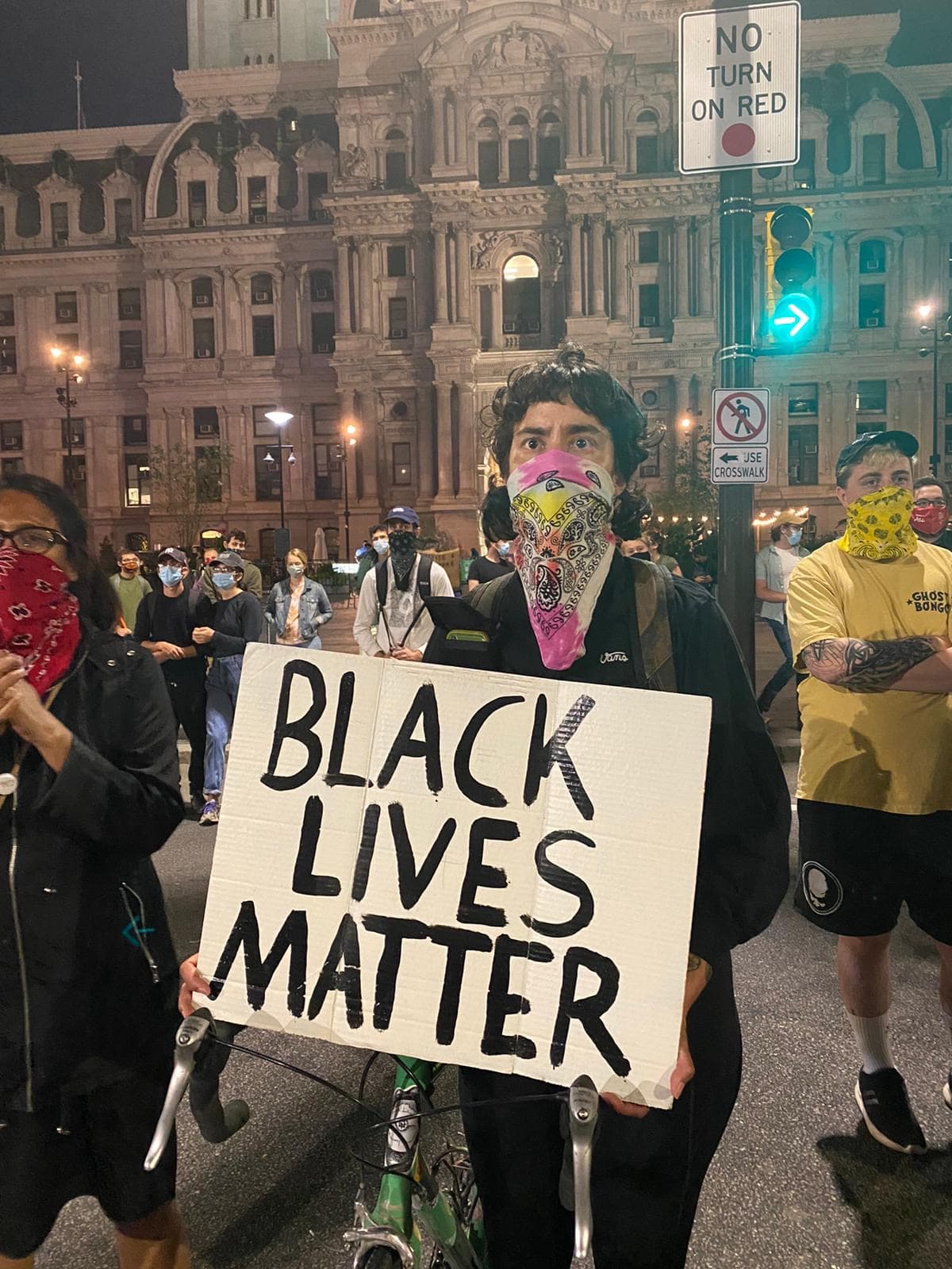 Las consignas "Black Lives Matter" fueron parte de lo que portaban los asistentes. 
<br>
<br>Más temprano el alcalde Kenney se expresó. 
<br>
<br>“Sé que muchos habitantes de Filadelfia se sienten decepcionados, frustrados e incluso indignados tras el anuncio de hoy del fiscal general de Kentucky, Daniel Cameron,” dijo el alcalde Kenney. “La Ciudad de Filadelfia apoya plenamente los derechos de la Primera Enmienda de nuestros residentes, pero también queremos asegurarnos de que cualquier actividad de demostración que se lleve a cabo se realice de manera segura y legal", dijo el alcalde.