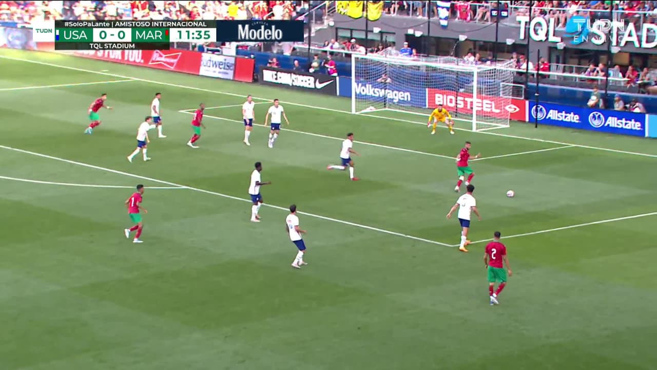 ¡TIRO ATAJADO! disparo por Adam Masina.