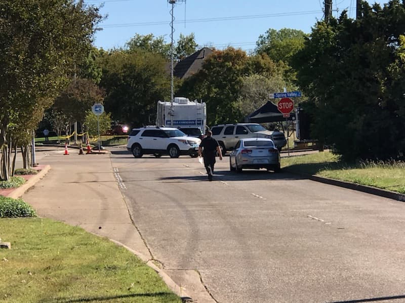 Autoridades acordonaron el área en la que se encontró el cuerpo de un menor, en un ducto de agua, el domingo 22 de octubre. El vocero de la policía de Richardson señaló que no se ha confirmado que es Sherin, pero "muy probablemente" se trata de la niña.