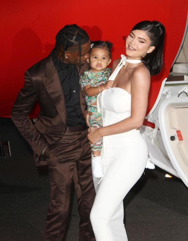 El día del estreno del documental de Travis Scott, desfilaron por la alfombra roja como una familia y significó el 
<b><a href="https://www.univision.com/famosos/en-fotos-el-debut-de-stormi-la-hija-de-kylie-jenner-y-travis-scott-en-una-alfombra-roja-fotos">debut de su hija Stormi</a></b> en la caminata de las celebridades.