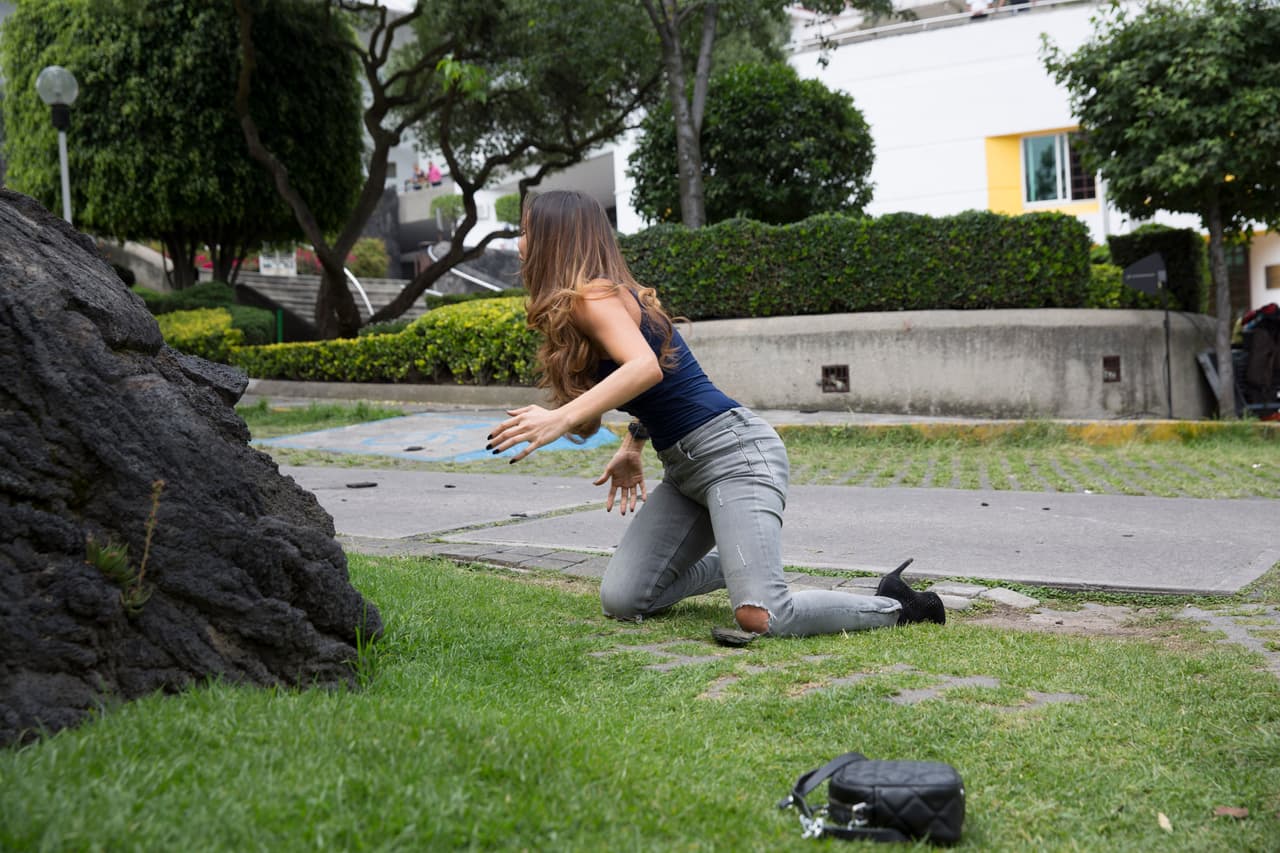 Sara Corrales también se aventó a las colchonetas para simular la caída que tuvo.
