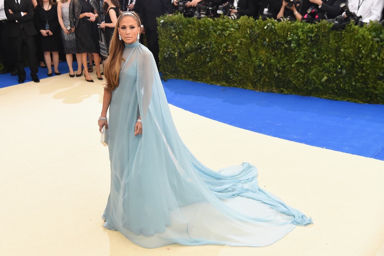 En 2017 la intérprete de 'El anillo' lució un vaporoso vestido de Valentino.