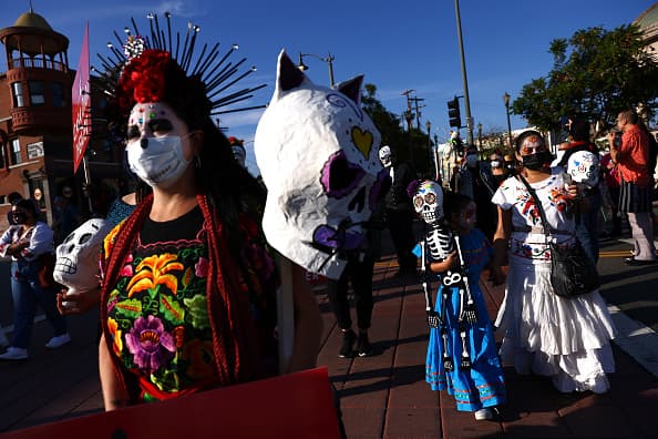 Si bien el Dí
<a href="https://www.univision.com/temas/dia-de-los-muertos">a de Muertos</a> es una tradición de origen mexicano, en Los Ángeles la celebración es reconocida y cada año atrae a más visitantes locales y turistas de diferentes orígenes.