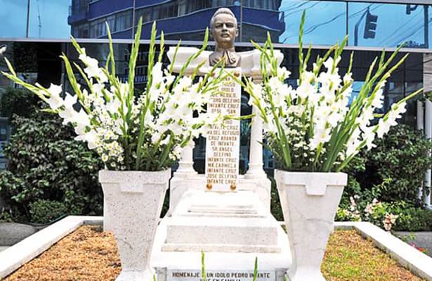 Existe otro monumento en su honor afuera de una importante casa editorial de la Ciudad de México, donde nunca le faltan sus flores.