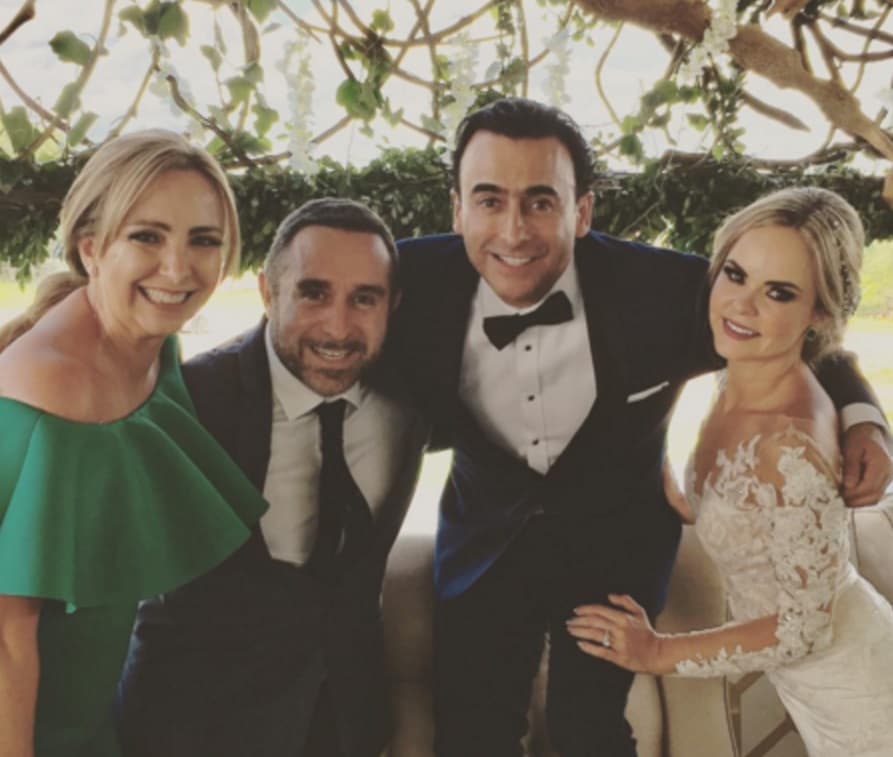 El actor Jesús Guzmán es amigo de la pareja. Es conocido por poner voz a 'El Chavo' y a distintos personajes de Roberto Gómez Bolaños.