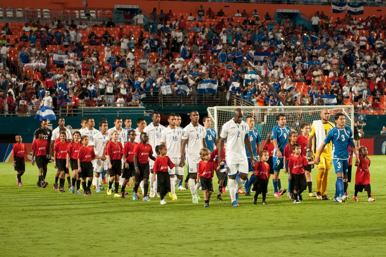 El Salvador y Honduras se enfrentan en el Cuscatlán este viernes en la tercera fecha de la eliminatoria de la Concacaf rumbo a Rusia 2018 y el martes se vuelven a ver las caras en San Pedro Sula. Serán duelos claves en sus aspiraciones mundialistas y es un buen momento para recordar la serie de juegos más celebre entre ambas escuadras que fue el pretexto para desencadenar lo que hoy se conoce como “La Guerra del fútbol”.