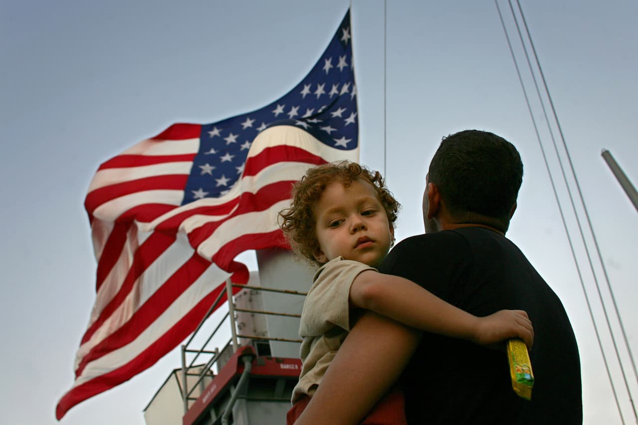 Trump insiste en que quiere cambiar la Enmienda 14, que da ciudadanía a quien nace en EEUU, pero ¿puede?