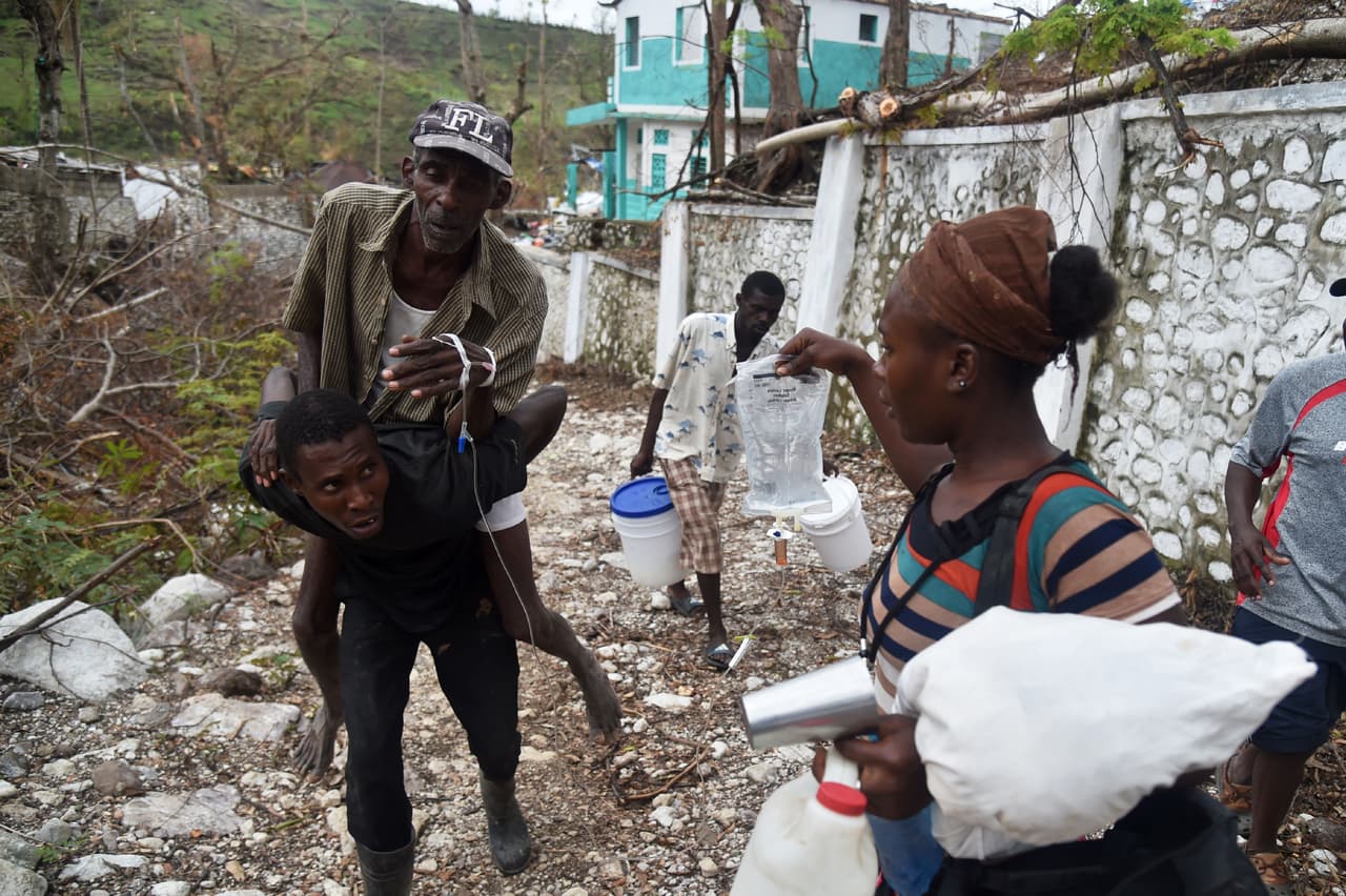 Un hombre con síntomas de Cólera es llevado a un pequeño hospital en Randelle. Un brote de cólera es la principal preocupación de los organismos internacionales luego del paso del huracán Matthew.