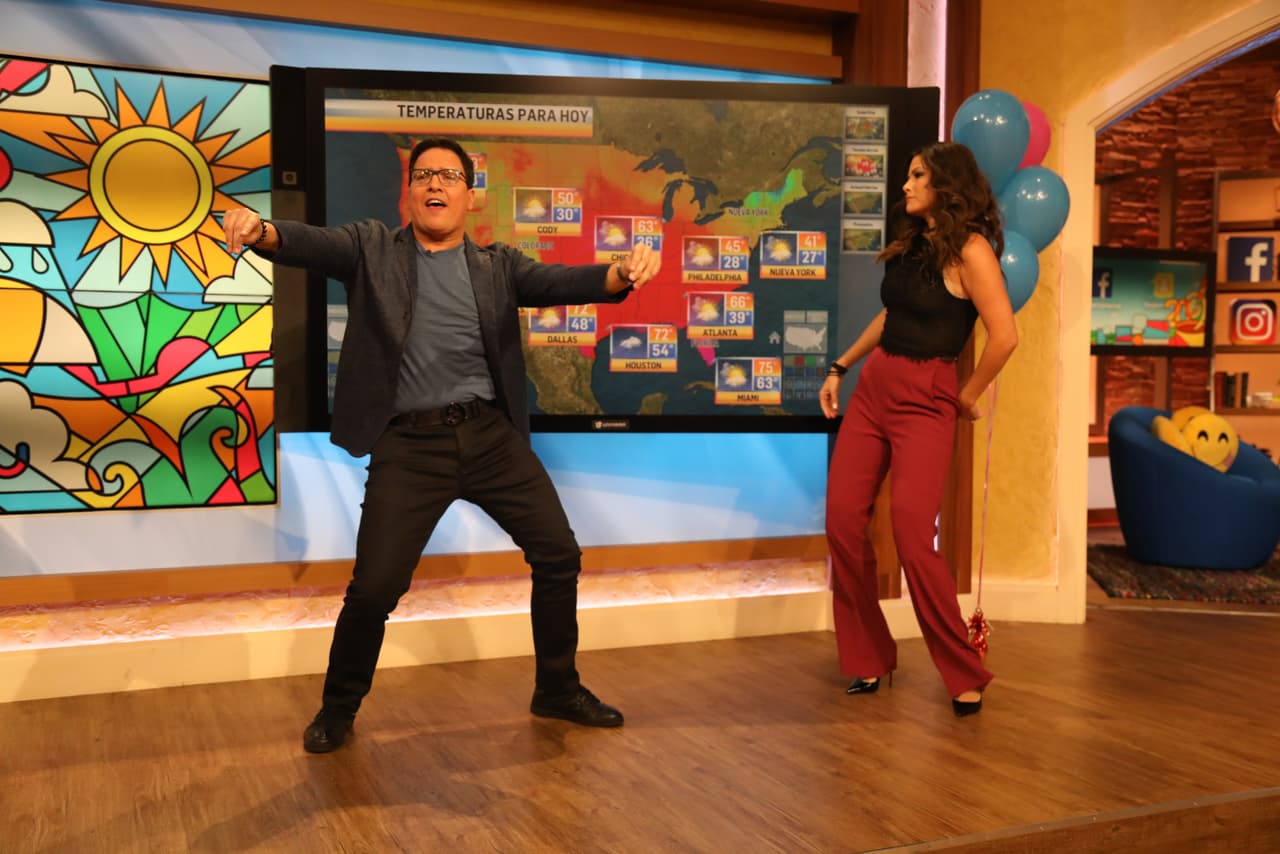 Como en los viejos tiempos, Raúl González y Ana Patricia dieron el reporte del clima al ritmo de reggaeton.