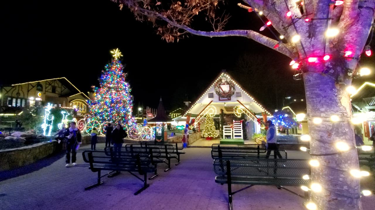 El primero de los destinos para visitar en Navidad en Georgia es 
<b>Helen</b>.