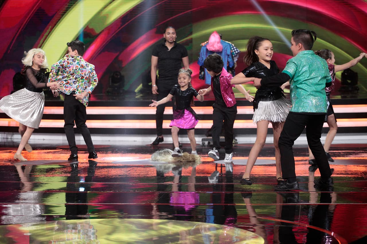 Los niños contaron con 30 segundos para elegir un vestuario ad hoc. Después les correspondía montar una coreografía improvisada. La primera pareja en ser eliminada fue la de Rubén y Mariana.