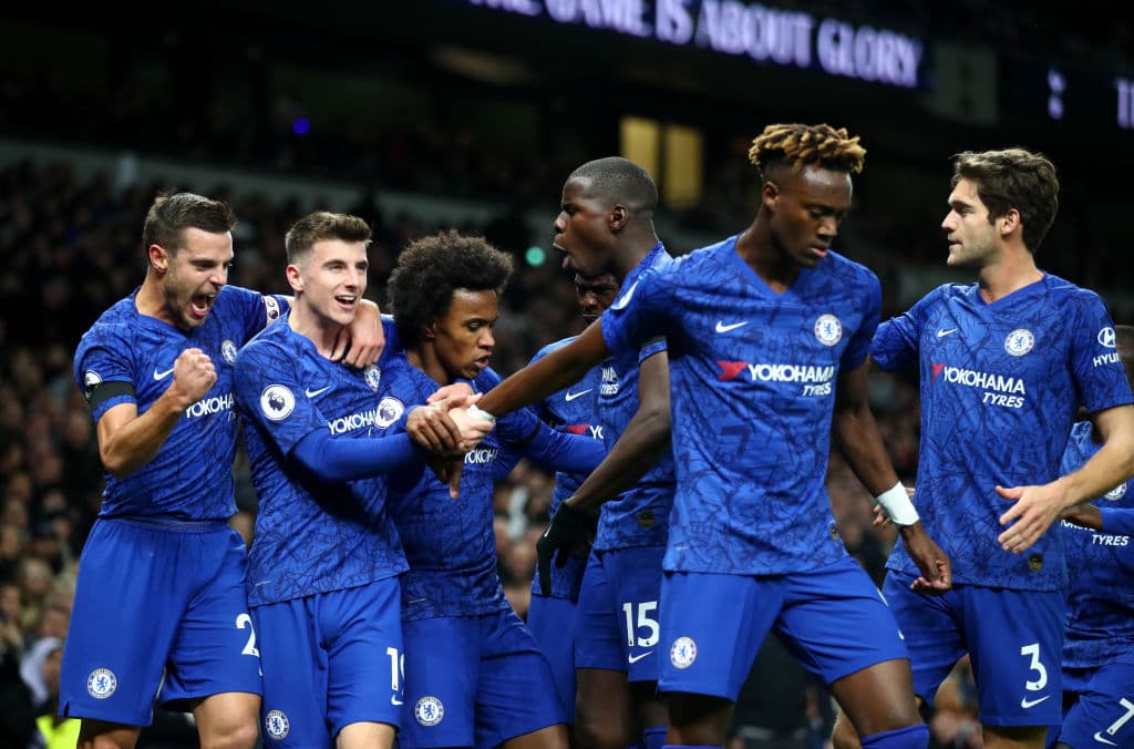 Chelsea vence al Tottenham 2-0 con dos goles de Willian. La escuadra de Mourinho sigue sin definir bien la delantera y le quitan el invicto en casa.