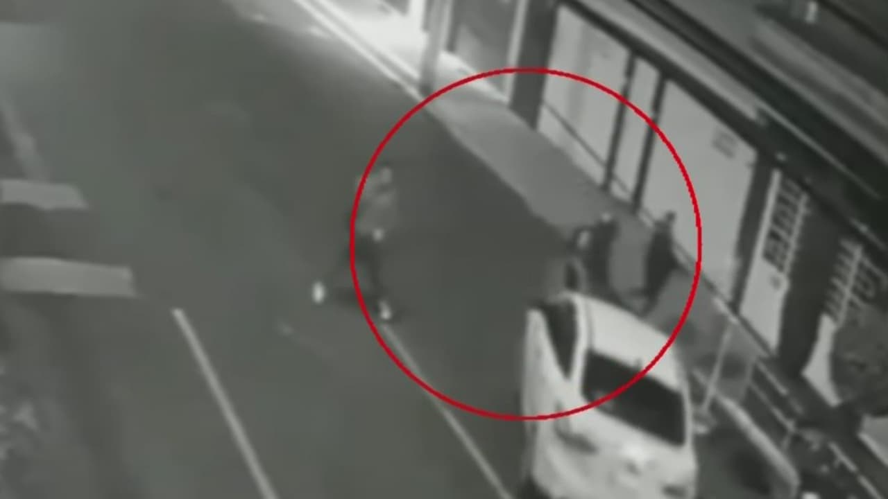 <b>Lo sacaron de una fiesta por borracho: luego atropelló a dos personas</b>
<br>
<br>El sujeto, en estado de embriaguez, arrancó el auto y embistió a varios jóvenes. Dos personas se encuentran en grave estado de salud en el hospital. El individuo se dio a la fuga. Las familias de las víctimas piden justicia.