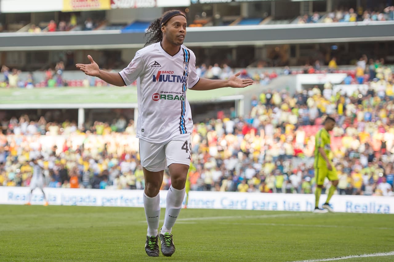 <b>¡Así festejó 'Dinho' el segundo gol!</b>
<br>Con un Estadio Azteca repleto, principalmente de azulcremas, así gozó de aquella tarde el crack.