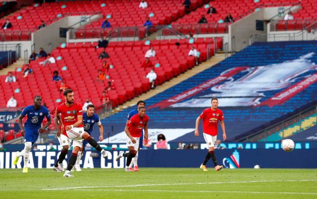 Manchester United 1-3 Chelsea | Oliver Giroud (45+11’) adelantaba a los de Lampard. Mount (46’) hizo el segundo y Maguire (74’) sepultó a los de Manchester con un autogol. El descuento llegó de los botines de Bruno Fernandes quien cobró una pena máxima. Chelsea se enfrentará al Arsenal en la final de la FA Cup, una de las competiciones más añejas del futbol mundial.