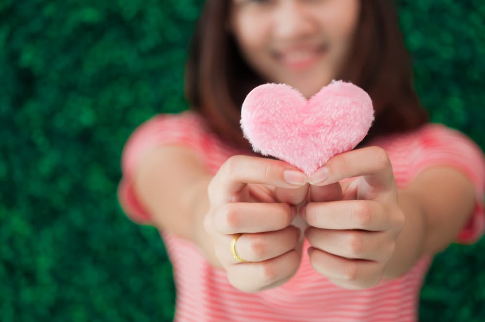 El principio del yin yang es la explicación más clara de los fenómenos naturales. Por ejemplo, cuando el corazón late, y envía la sangre por la arteria aorta, la llamada sístole, está en su momento yang, fuerte, agresivo y segundos después se relaja para recibir la sangre, está pasivo, en el momento yin para luego volver al yang.