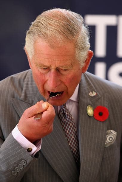 Y al final, el príncipe probó lo preparado.