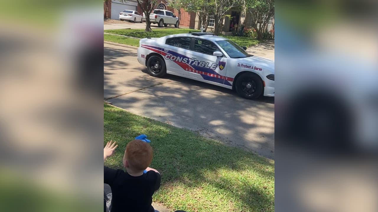 El
<a href="https://www.univision.com/local/houston-kxln/ocho-empleados-de-la-oficina-del-alguacil-del-condado-harris-dan-positivo-al-coronavirus">precinto cuatro del Alguacil del condado Harris</a> dijo que personal de primeros auxilios desfilaron y le desearon un feliz cumpleaños.