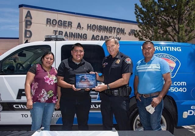 Este joven hispano estaba sin trabajo y se encontró $135,000, pero decidió entregarlos a la policía (y se convirtió en un héroe local)