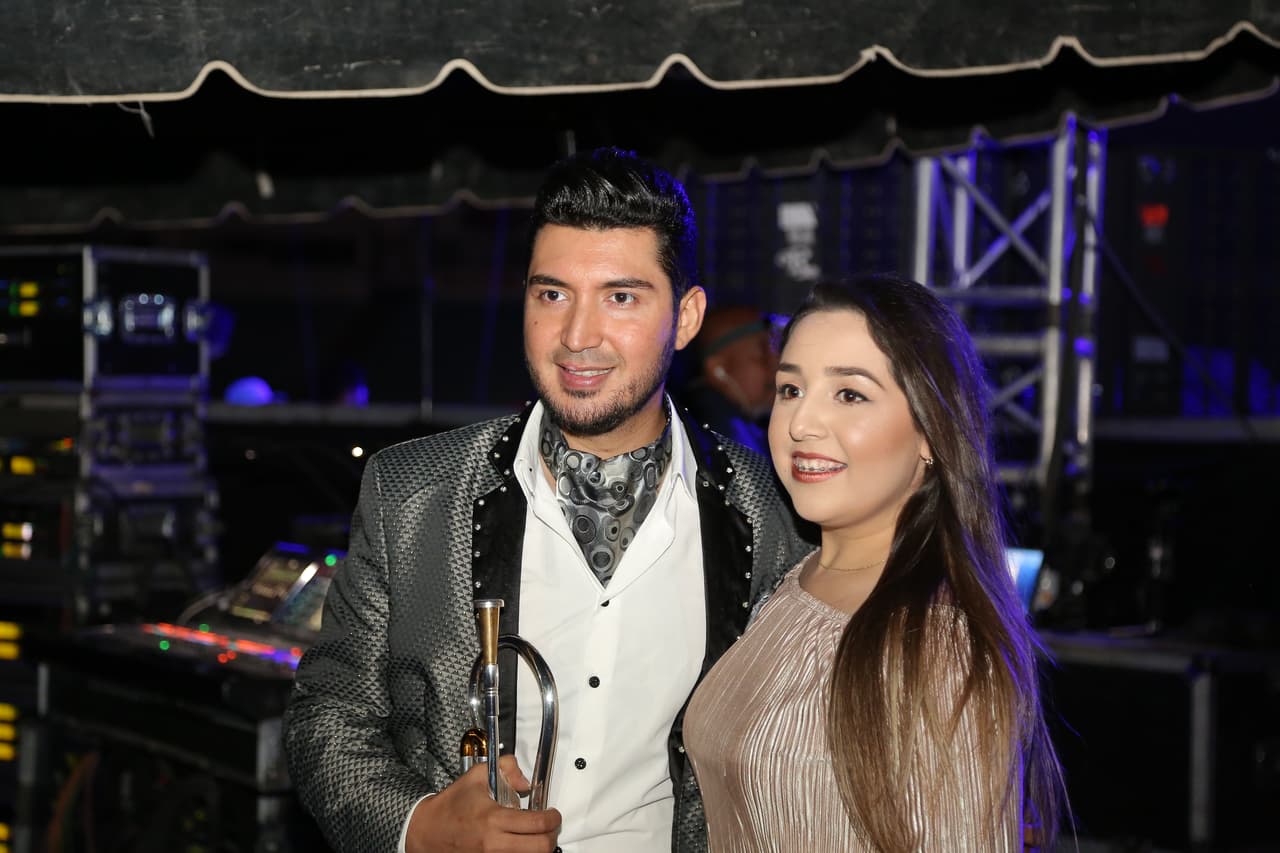 Complaciendo a cada uno que van a verlos tocar.