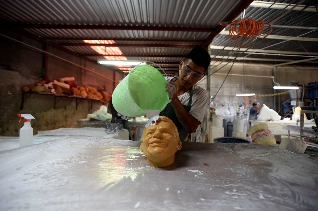 Mientras la piñata se vende en Juárez, en Cuernavaca el diseñador Jorge Tecksta creó 
<b>la máscara de látex de José José</b>.