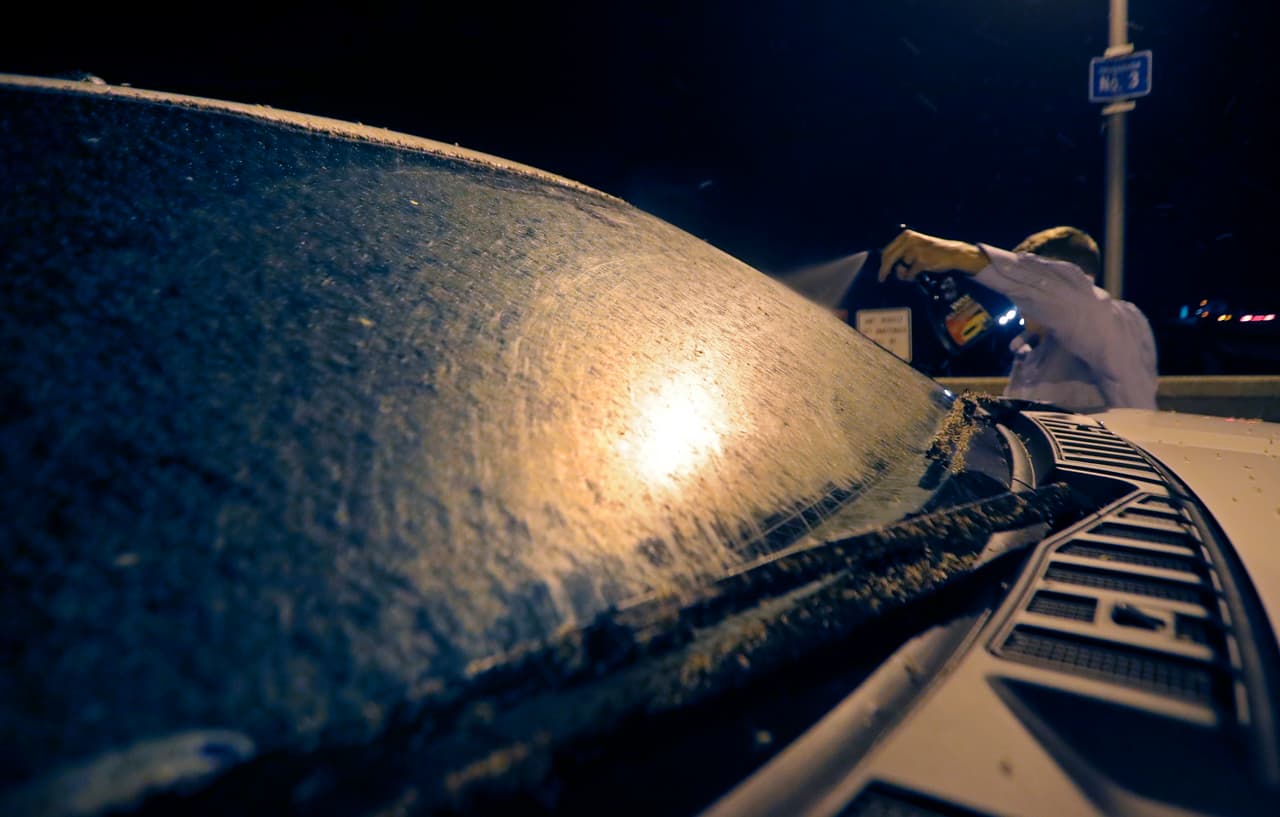 Blake Campo, un residente de la zona, pasó cerca del lago el martes por la noche y ya no pudo ver a través de su parabrisas. Rodeado de zumbidos intentó limpiar con cera líquida, lo único que tenía, y solo creó una capa gruesa y opaca. Los autos que cruzan los puentes gemelos de la autopista I-10, una estructura de 24 millas que conecta la costas norte y sur del Lago Pontchartrain, atraviesan las nubes de mosquitos.