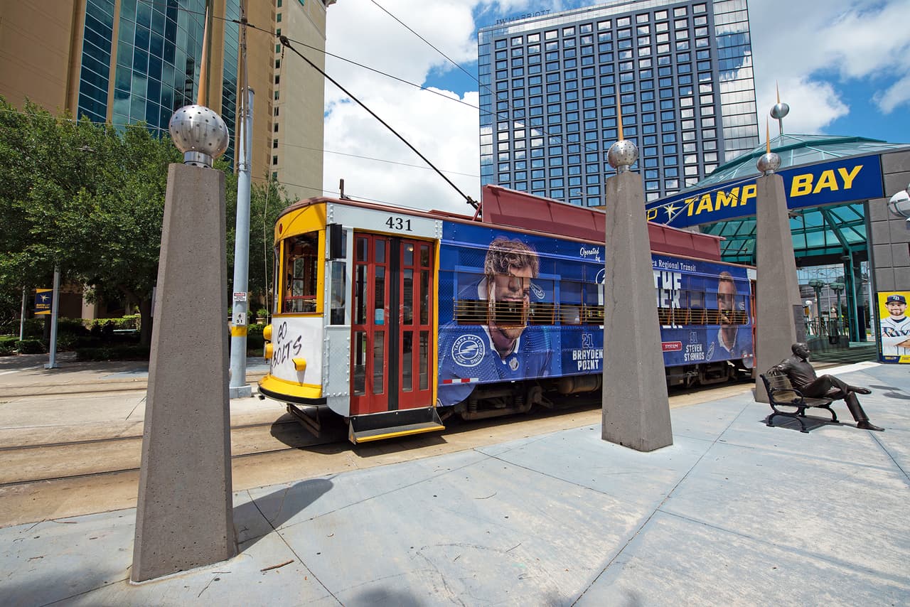 En el sitio oficial tecolinestreetcar.org se puede ver un mapa con la ubicación en tiempo real de los tranvías que van del Downtown de Tampa a Ybor City.