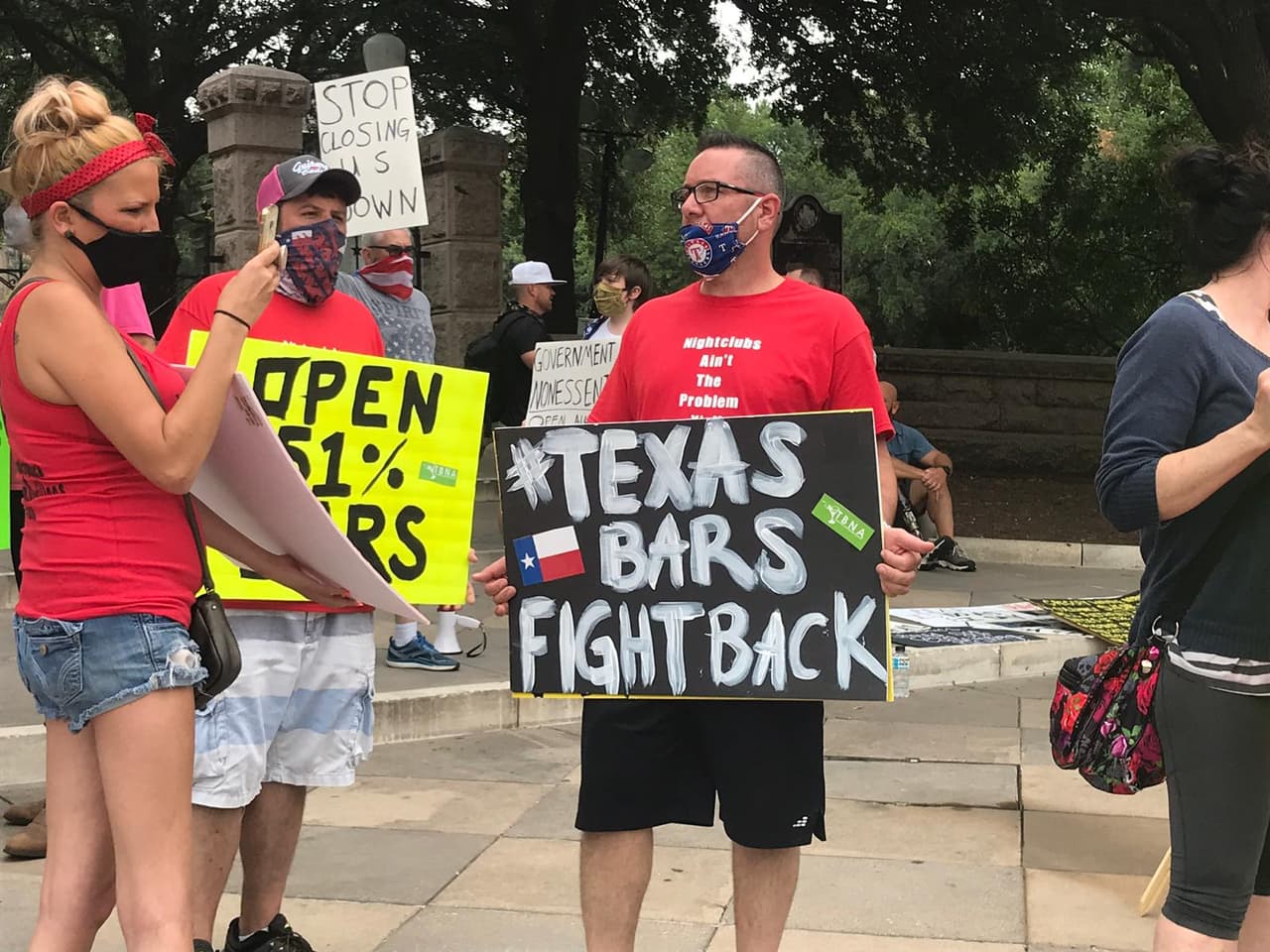 Varios de los asistentes hicieron un llamado a los propietarios de bares a desafiar la orden del gobernador y reabrir sus establecimientos.