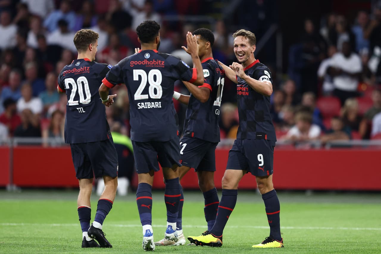 Guus Til se convertiría en el gran héroe de los granjeros al anotar tres anotaciones al 32’,45 y 69’; Cody Gakpo y Simons, marcarían los otros dos tantos.
<br>