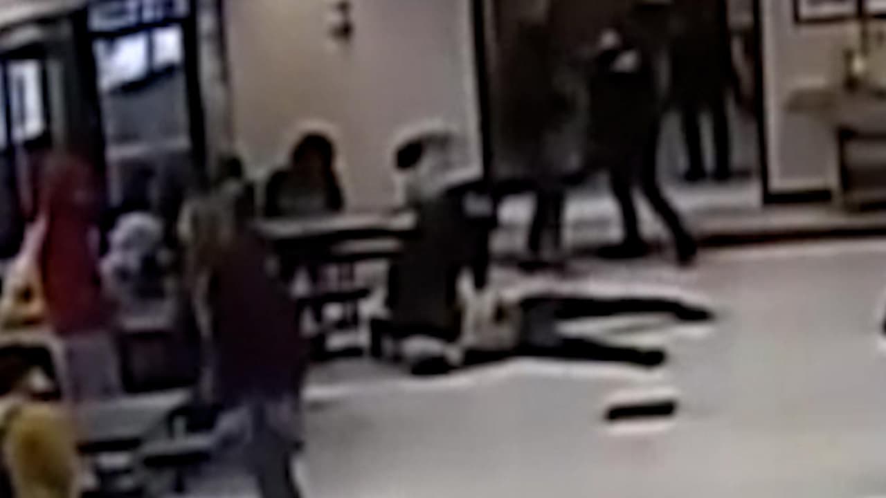 Una niña de 12 años es sometida con una maniobra parecida a la de George Floyd: un agente se arrodilló sobre su cuello