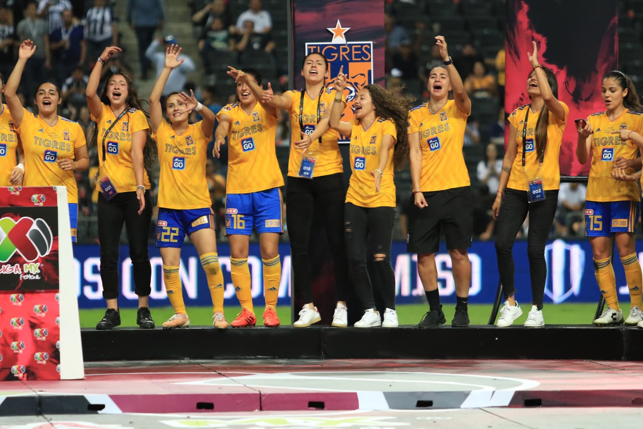 Tigres se corona campeón de la Liga MX Femenil tras vencer 2-1 a Monterrey en el Juego de Vuelta de la gran Final del Clausura 2019 y con un 3-2 en el global en partido efectuado en el Estadio BBVA. Así fueron los festejos de las felinas campeonas.