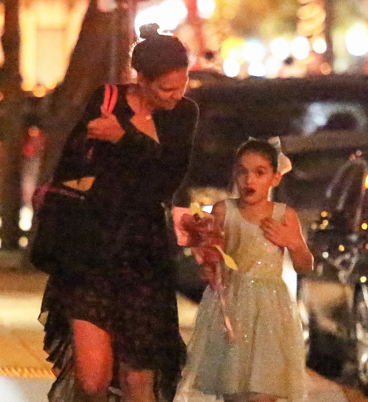 En junio de 2016, Suri se ve dichosa, maquillada y con flores después de una presentación escénica.