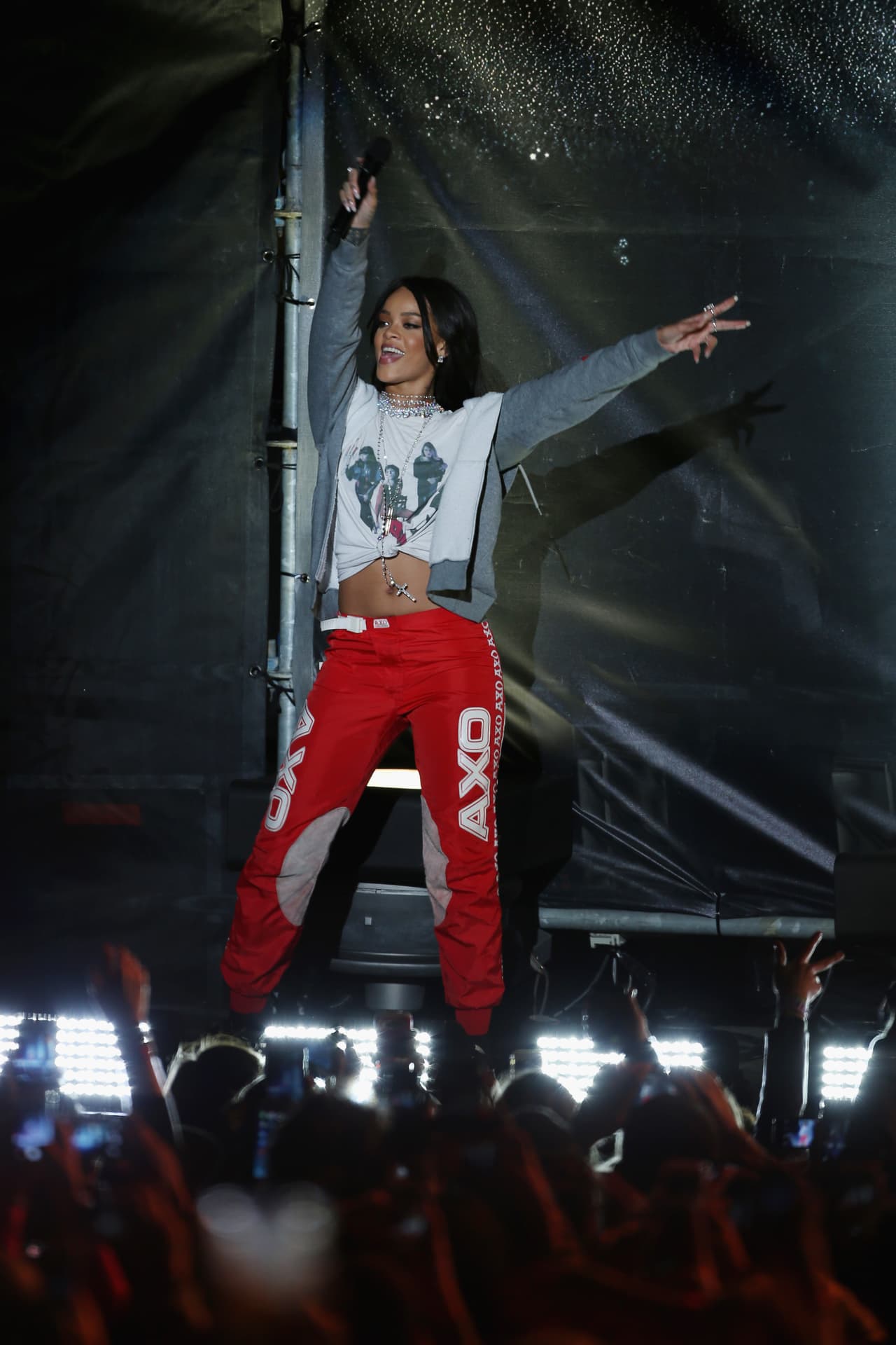 Lo que muchos no saben, es que ella comenzó su carrera junto a su hermano como 'backup vocalist' en el grupo LSK.