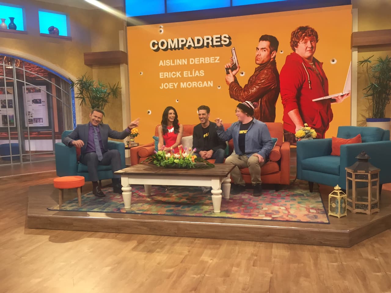 El set se llenó de risas cuando Aislinn compartió como engañaban a Joey para que dijera malas palabras y saludara a las chicas.