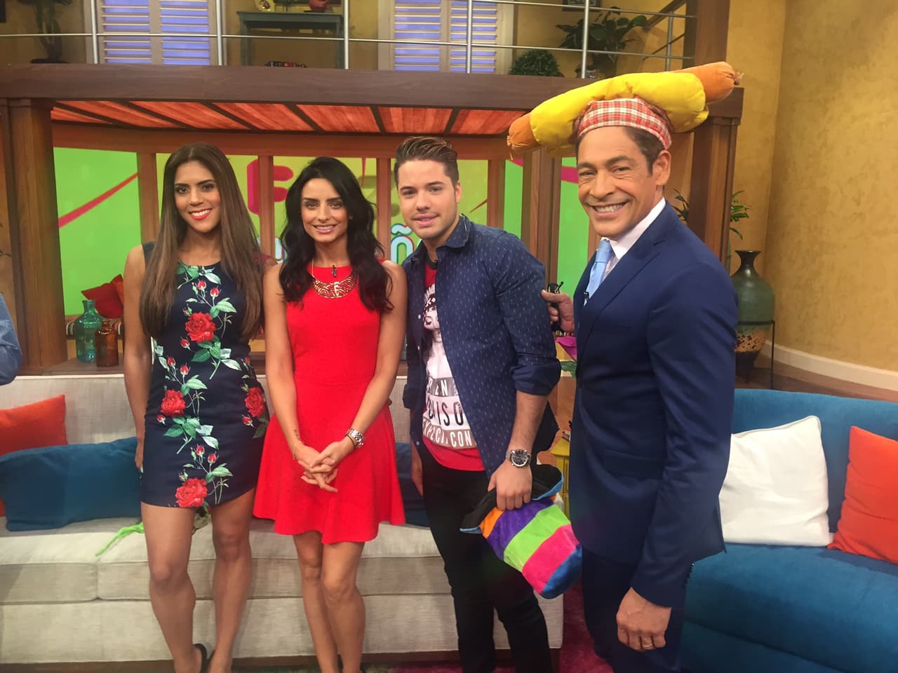 Jonhhy Lozada también llegó para la foto. ¡Nos encanta su sombrero!