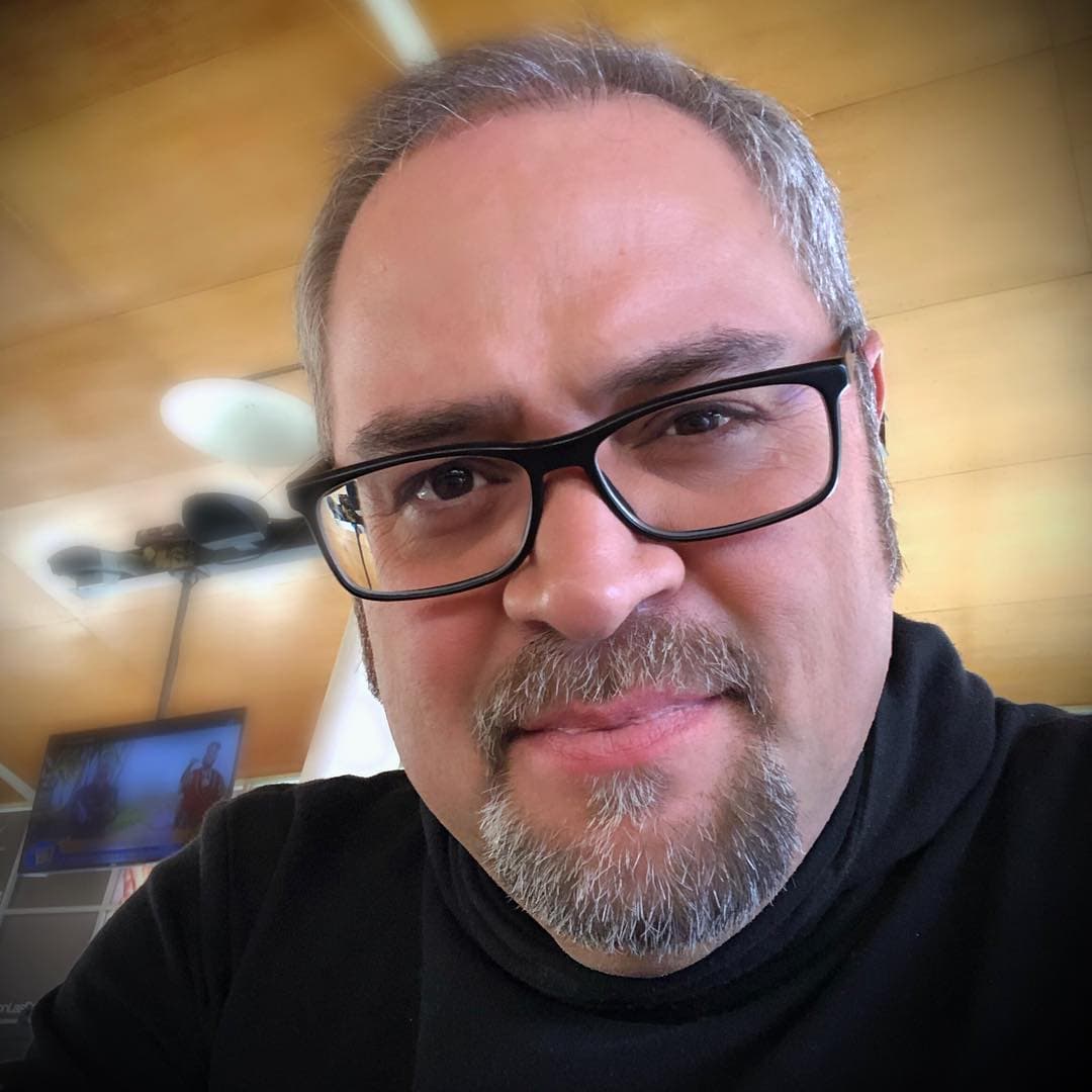 Su nuevo estilo de vida no lo alejó de los escenarios y además de tener giras por toda la república mexicana con sus shows, Manzano participó en el programa ‘+Noche’, y en el trasmitido a través de Facebook ‘La Trinchera del Amor’.