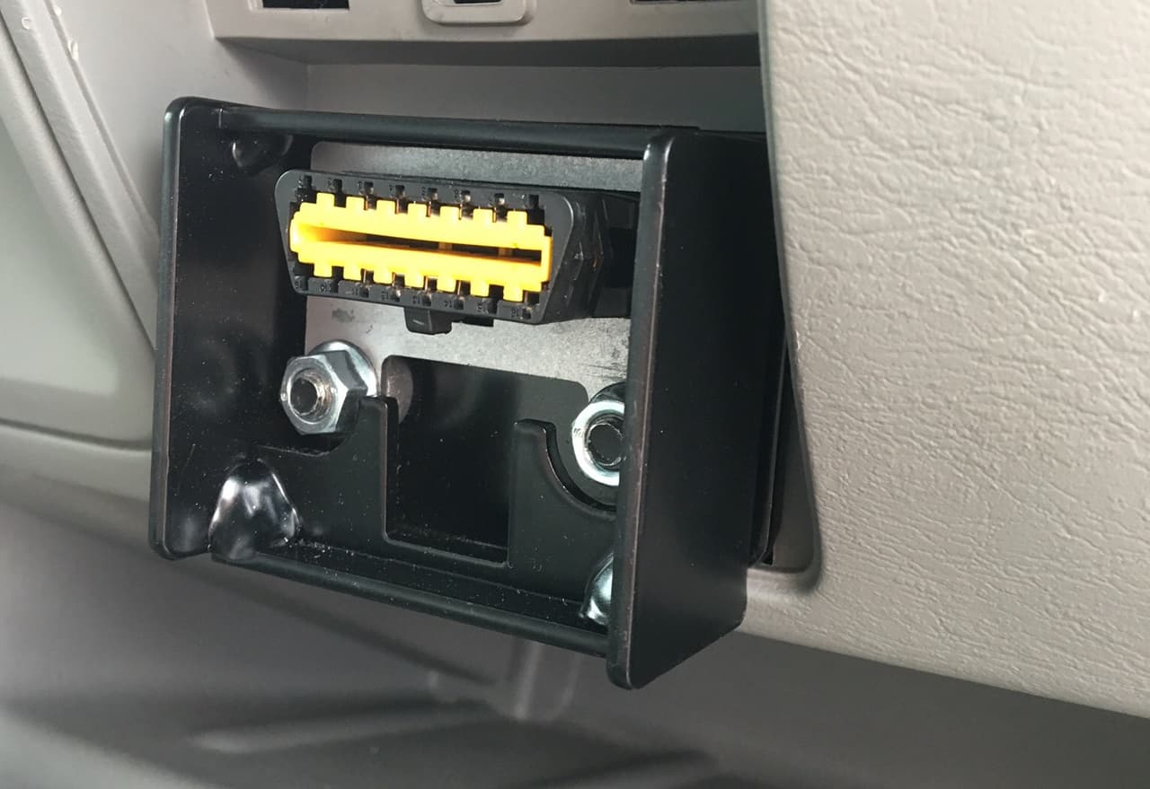 <b>Instala un OBD Lock.</b> Los dispositivos electrónicos ODBII (siglas en ingles de On Board Diagnostics o diagnósticos a bordo) pueden tener muchos propósitos. Las compañías de seguros los utilizan para monitorear el manejo de sus asegurados y poderles dar descuentos por buen manejo, algunos proveedores de telecomunicaciones los usan para proveer a los automóviles con conexión de datos y los centros de servicio los utilizan para diagnosticas fallas en los sistemas del vehículo. Sin embargo, lo que siempre hacen es abrir una puerta a los hackers. Un OBD Lock es un candado que te da más privacidad, ya que nadie puede acceder a los datos sin que tú lo sepas.