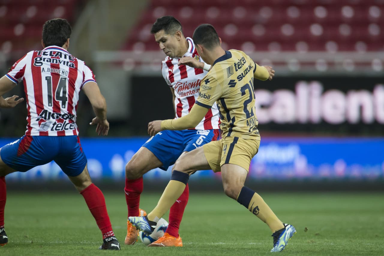 Las chivas logran venir de atrás para vencer a Pumas 2-1 y subir lugares en la tabla de posiciones.Pumas se queda en el penúltimo lugar con 5 puntos y las Chivas suben hasta la décima posición con 10 unidades.
