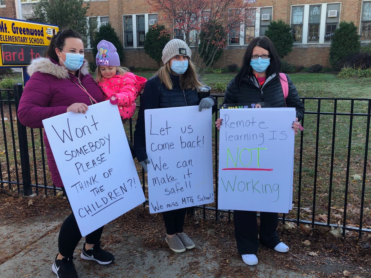 Daisy Gamboa, madre de estudiante de CPS: 
<i>“El esta enfrente de esa computadora pero yo no siento que el esta recibiendo la mejor educación posible y además veo como se frustra, es mucho tiempo frente a la computadora y mucha la distracción.”</i>