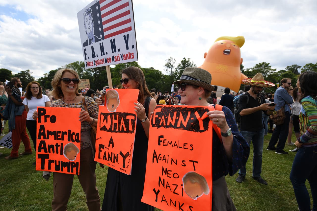 En sus pancartas, algunos manifestantes dejaron explícito su sentimiento de solidaridad con Estados Unidos con mensajes como "Pro América, anti Trump".