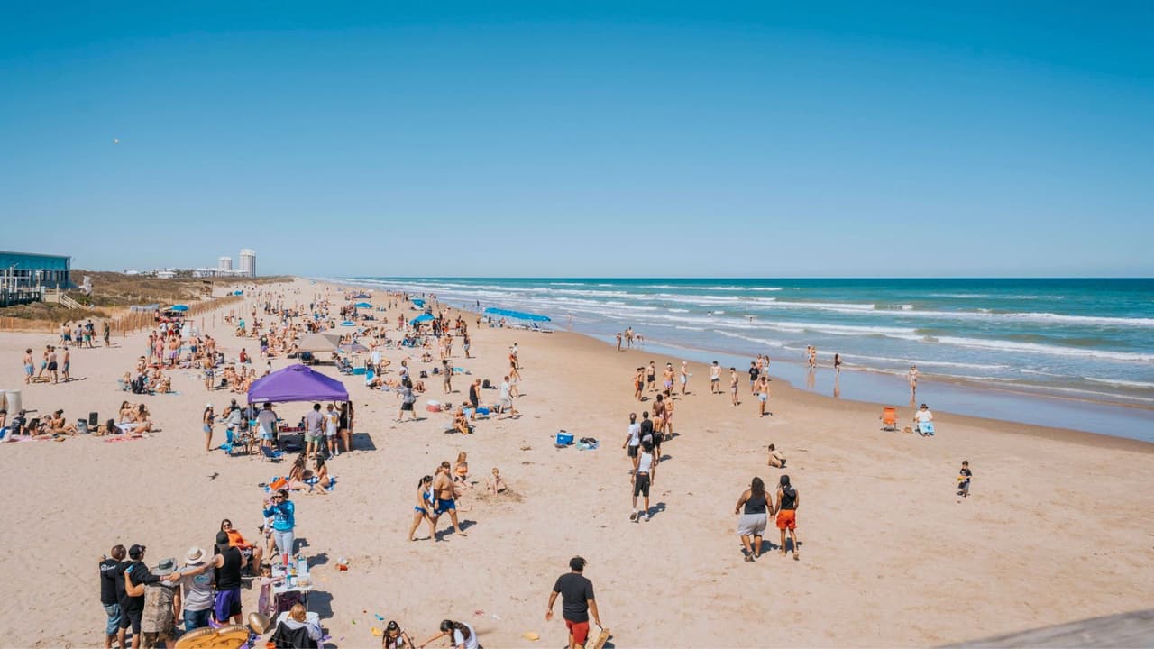 <h3 class="cms-H3-H3">Lo que necesitas saber si quieres visitarla</h3>
<br>
<br>
<b>¿Cómo llegar?</b> Desde Texas, el aeropuerto más cercano es el de Brownsville. Desde México, muchos cruzan por el Puente Internacional de Matamoros y llegan por carretera. La isla está conectada por el puente Queen Isabella Causeway.
<br>
<b>¿Cuándo ir?</b> Primavera y verano son las temporadas más activas. Marzo es famoso por
<i>Spring Break</i>, así que si buscas tranquilidad, mejor viaja entre septiembre y noviembre.
<br>
<b>¿Qué hacer? </b>Además de la playa, puedes visitar el centro de rescate de tortugas marinas
<i> Sea Turtle Inc.</i>, recorrer los senderos del
<i>Birding and Nature Center</i>, o disfrutar de tours en barco para ver delfines.
<br>
<b>¿Dónde quedarse? </b>Hay hoteles frente al mar, rentas vacacionales y moteles accesibles. Muchos servicios son bilingües y
<b>varios negocios aceptan pesos.</b>