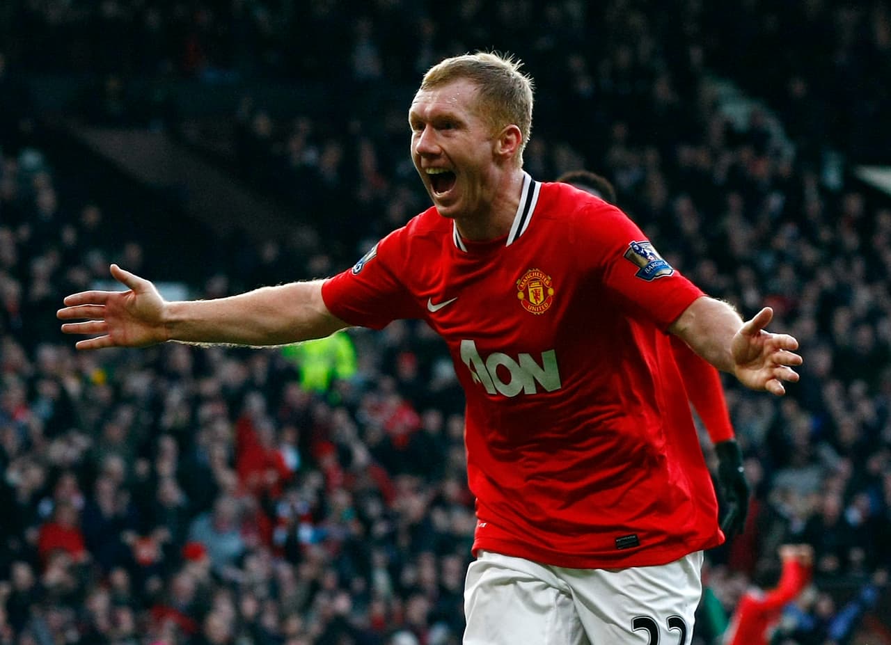 <b>6 – Paul Scholes –</b> El centrocampista inglés se convirtió en una de las leyendas del Manchester United luego de haber conseguido 28 títulos defendiendo la camiseta. En su vitrina, Paul tiene 11 Premier Leagues, cuatro FA Cup, tres Copa de la Liga de Inglaterra, siete Community Shield, dos UEFA Champions League y dos Mundiales de Clubes.