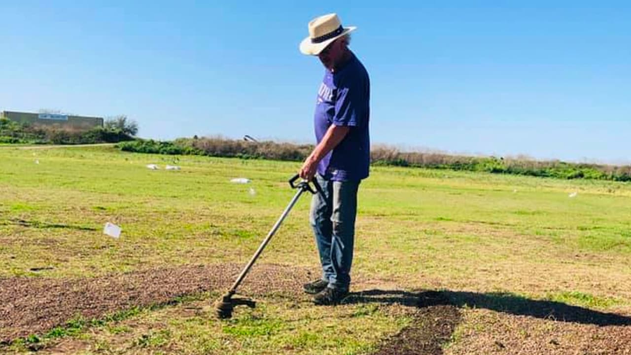 Los colaboradores del artista dijeron a un medio local que este permaneció durante horas cada día en el terrero.
